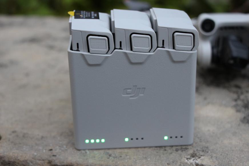 Ein Mehrfachladegerät lädt zeitgleich 3 Akkus einer Drohne unter 250 Gramm.